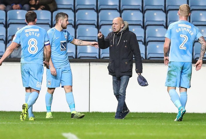 Fanúšik Coventry vbehol na ihrisko vynadať futbalistom